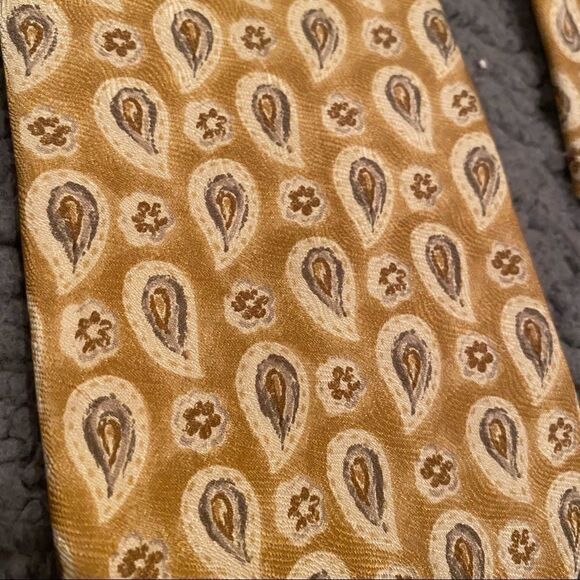 Geoffrey Beene Silk Yellow Paisley Neck Tie - Picture 3 of 6